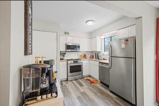 Kitchen - 6121 Stornoway Dr S Unidad Cozy Condo