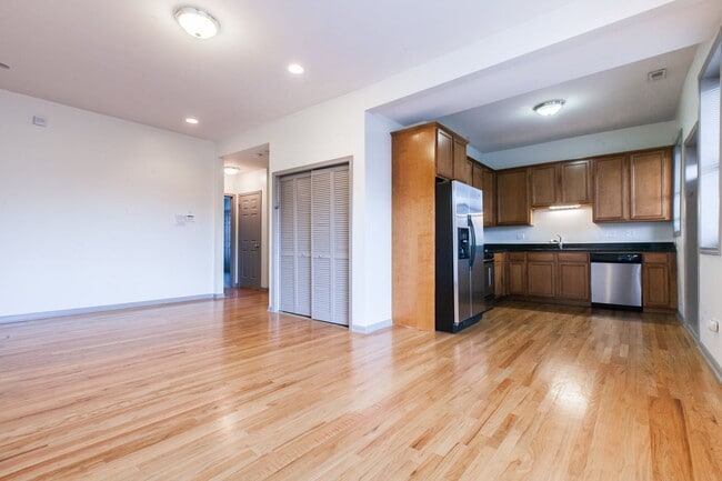 Photo - Stylish Bronzeville 2BR with Parking, Storage & Modern Finishes Unit 2W