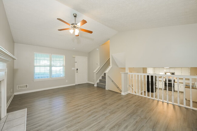 Photo - 172 Williamsburg Way