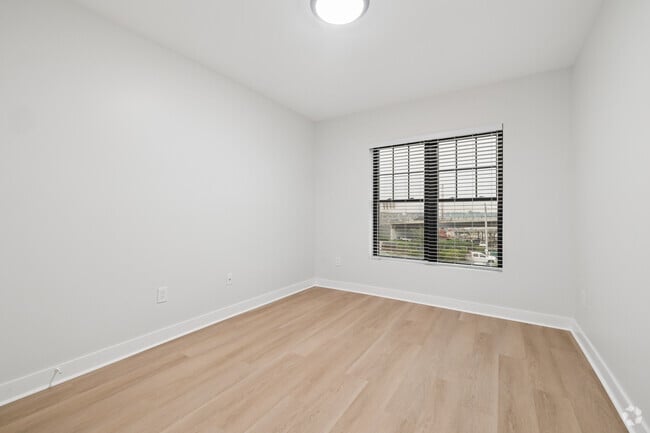 2BR, 2BA - 961SF - Bedroom