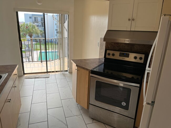 Building Photo - 1820 W 53rd St Unit #414