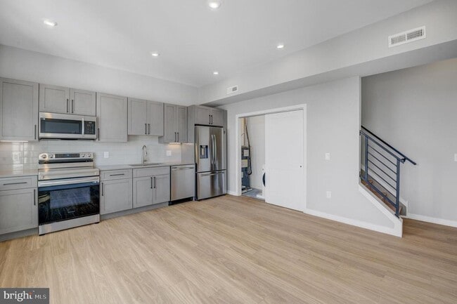 Building Photo - 1205 S 15th St Unit 4C