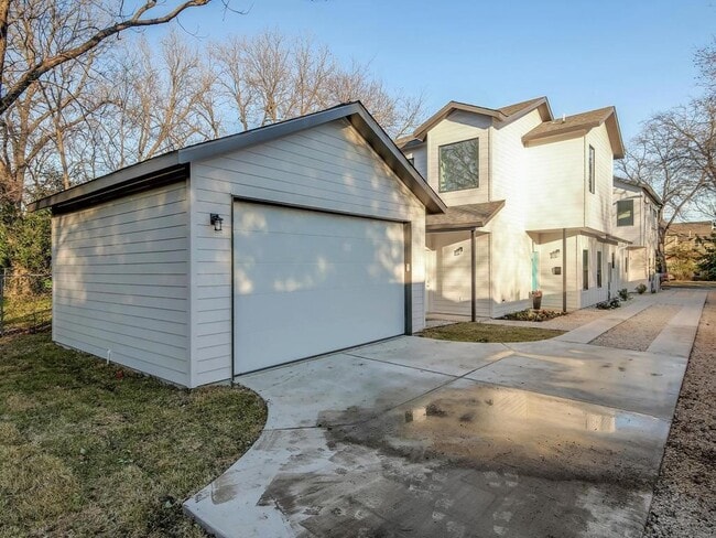 Building Photo - 5600 William Holland Ave