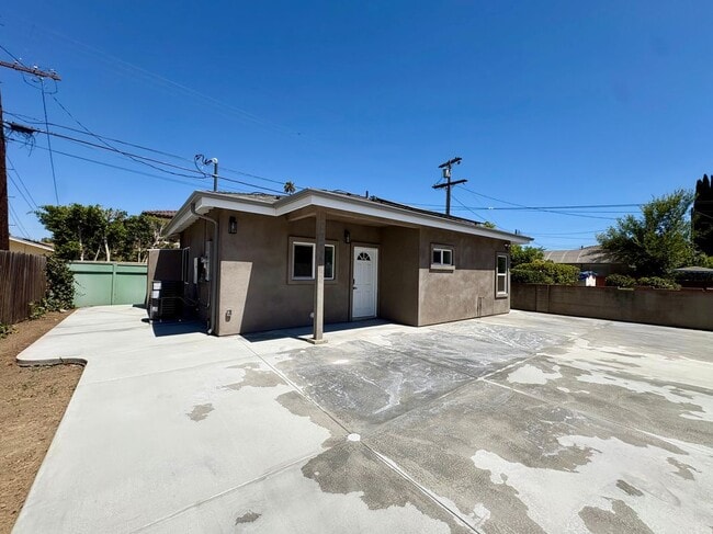 5928 N Muscatel Ave