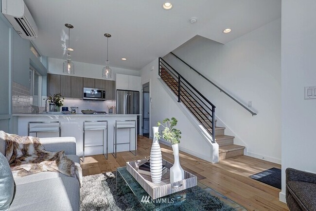 Photo - 632 10th Ave E