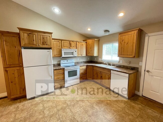 Photo - 4 Bed, 3 Bath Town Home w/ 2 Car Garage - ...
