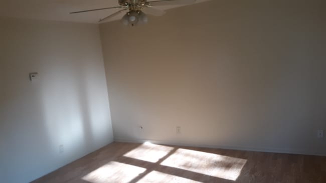 Photo - 2433 Oxford St