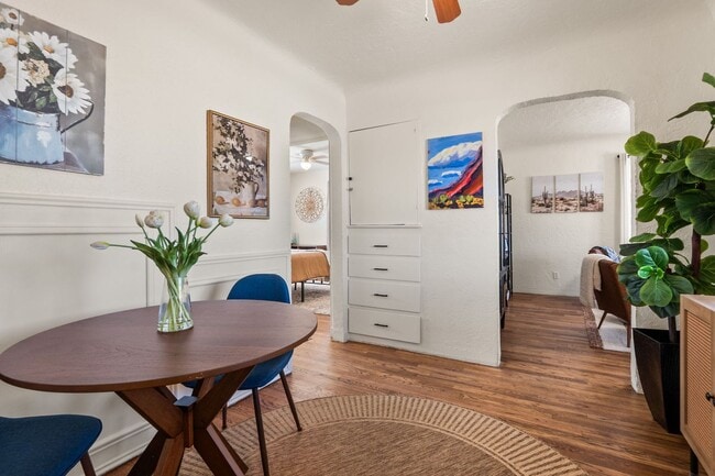 Building Photo - Charming 2 Bedroom Home