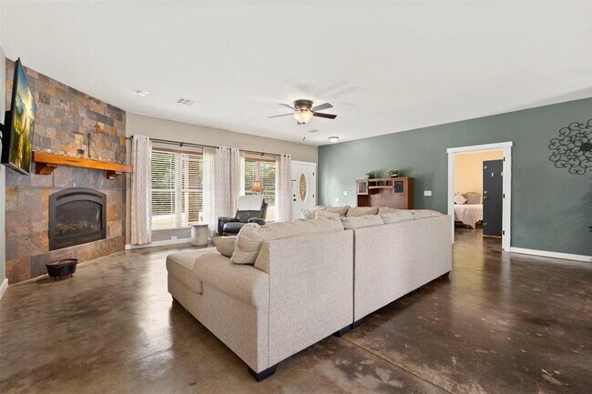 Photo - 421 Sweetbough St