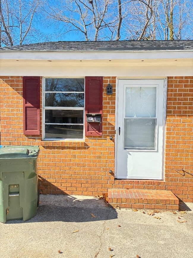 Photo - 413 Garner St W