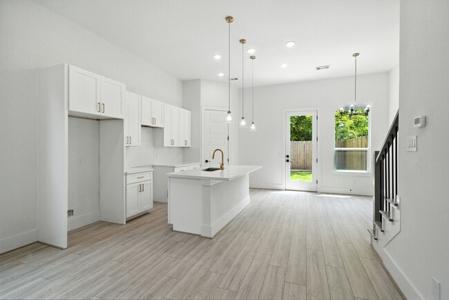 Photo - 7117 England St