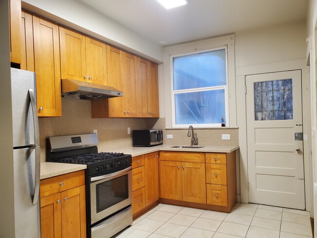 Building Photo - 1850 Grove St Unit #2 Rental