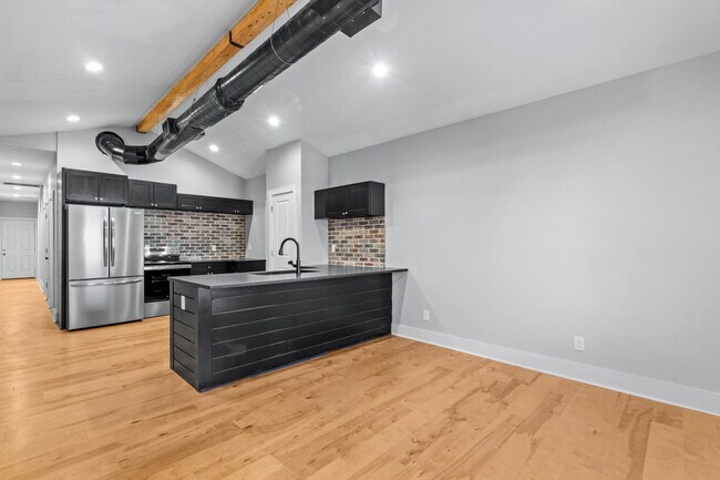 Photo - 944 Brent St