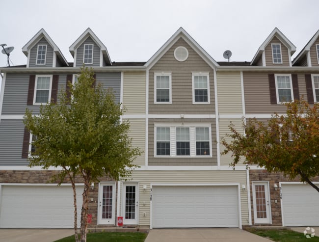 Building Photo - 2 Bedroom Townhome Available August 14th, ...