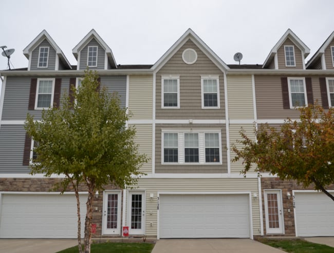 Building Photo - 2 Bedroom Townhome Available September 15t...