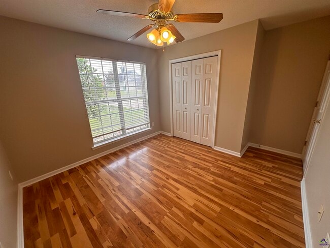Photo - 123 Larkspur Ln