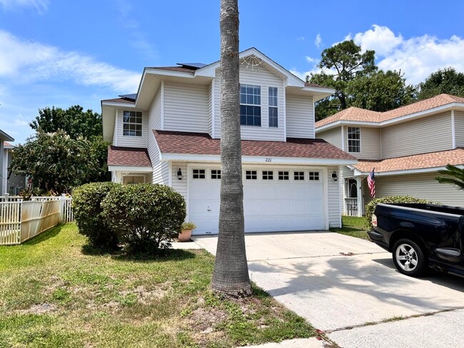 221 Twin Lakes Ln