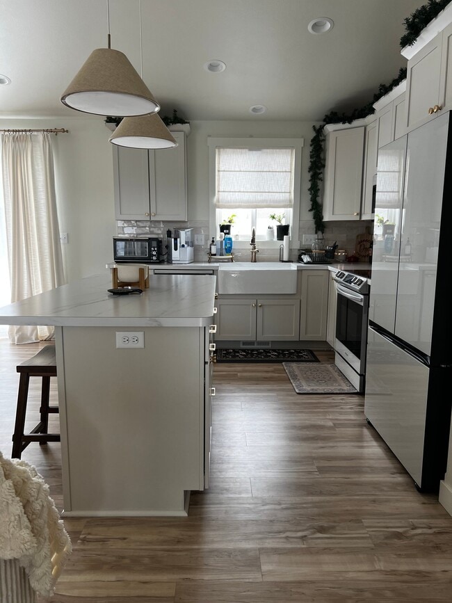 Photo - 2461 8th St W