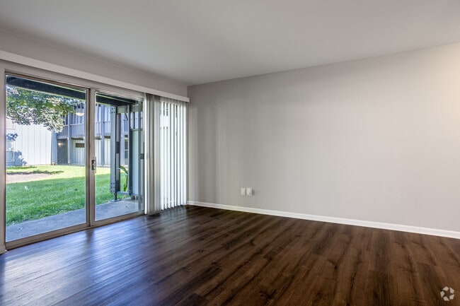1BR, 1BA - 667SF - Living Room