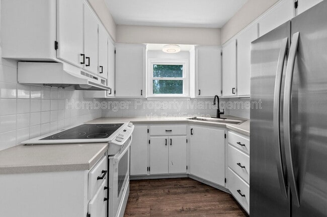 Building Photo - 807 E 40th Ave