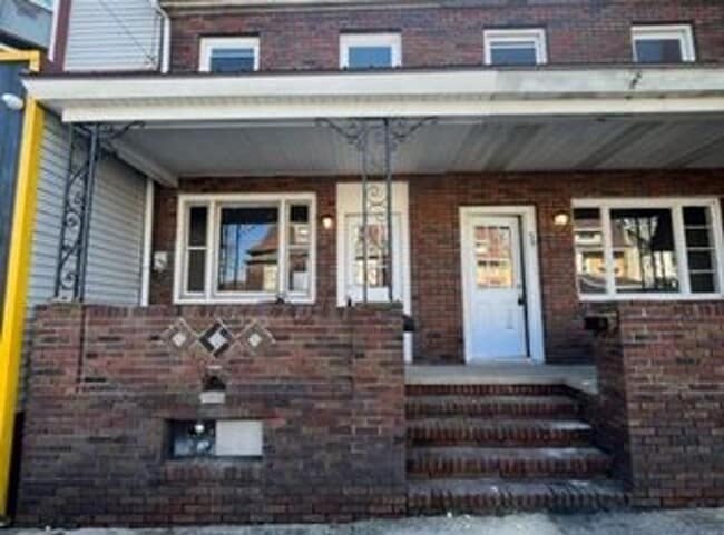 Building Photo - 3 bed, 1 bath apartment in lansfod Unit 38 E Ridge St