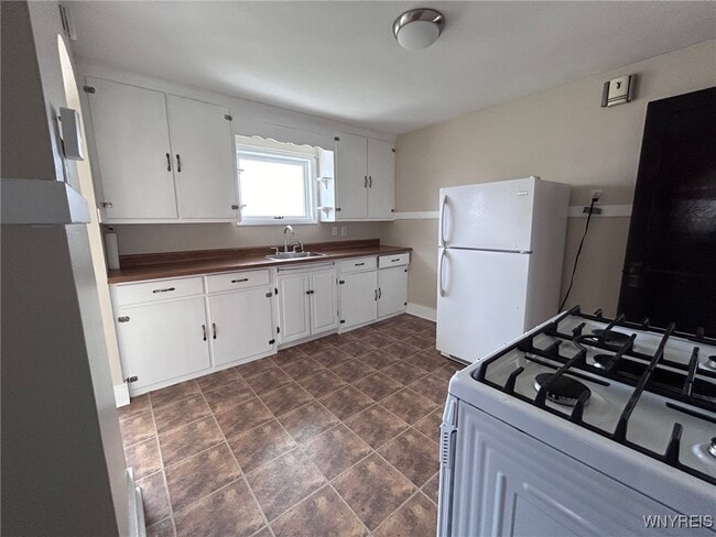 Photo - 475 Potters Rd