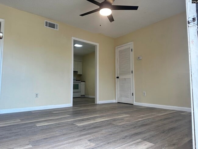 Photo - 1707-1707 Stahl St