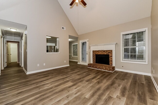 Photo - 915 Castlerock Way