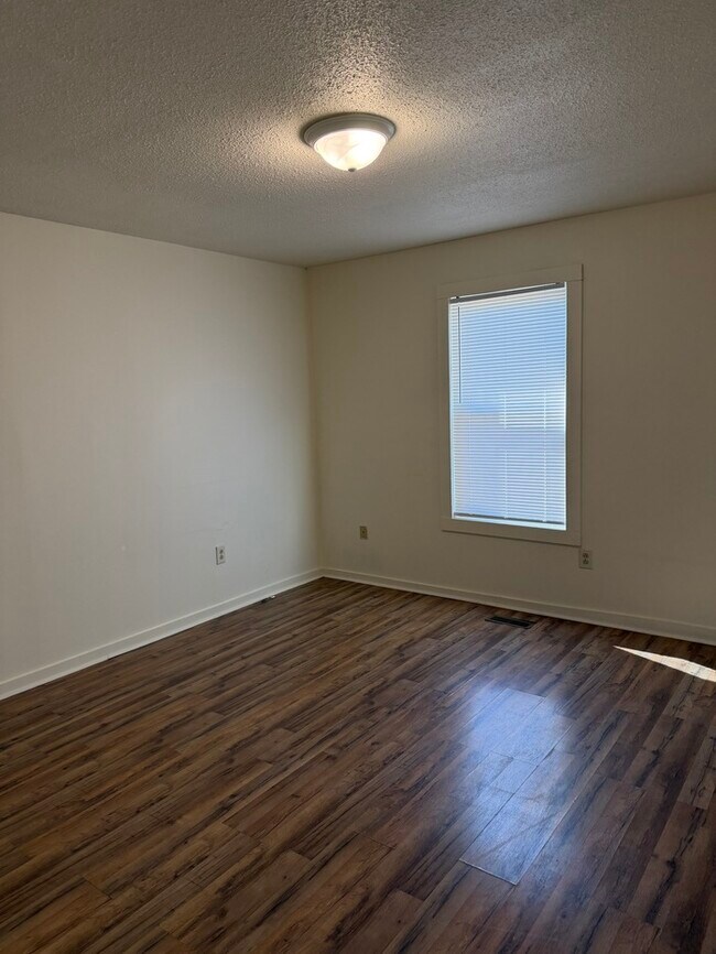 Photo - 108 Suzanne Cir