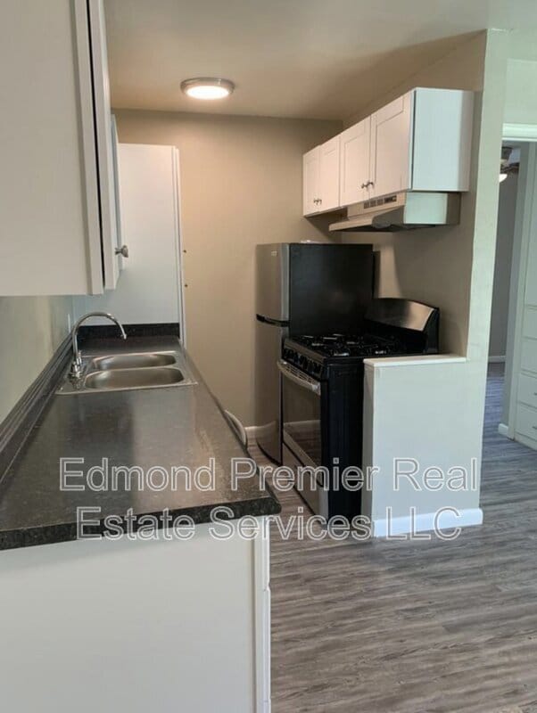 Photo - 207 E Hurd St