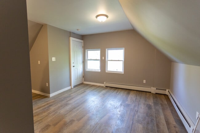 Building Photo - 366 Sigourney Street Unit 3