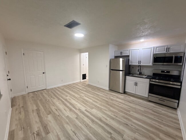 Building Photo - Kirkup Ave Unit 4