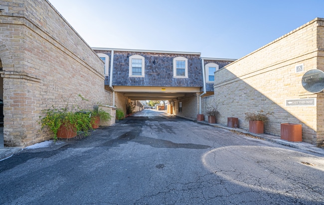 Building Photo - 2/1 Alamo Heights Condo ~ Freshly Remodele...