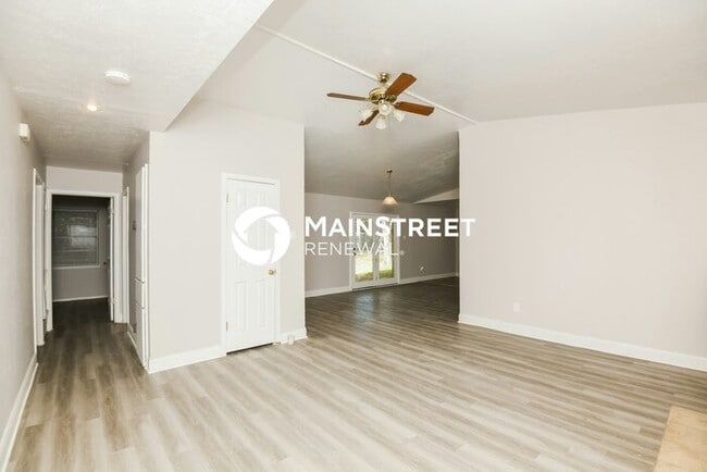 Photo - 3 Bedroom Pet-Friendly Home in Irving, TX with Main Street Renewal