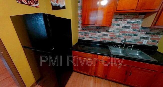 Photo - 237 E 21st St