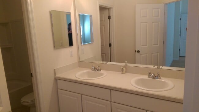 Building Photo - 3 bed, 2 bath 2 car garage
