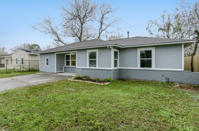 Building Photo - 5635 Belarbor St