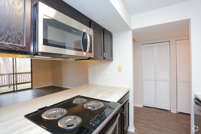 1BR, 1BA - 805 SF