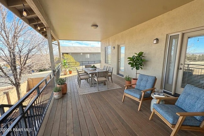 Photo - 988 Louie St