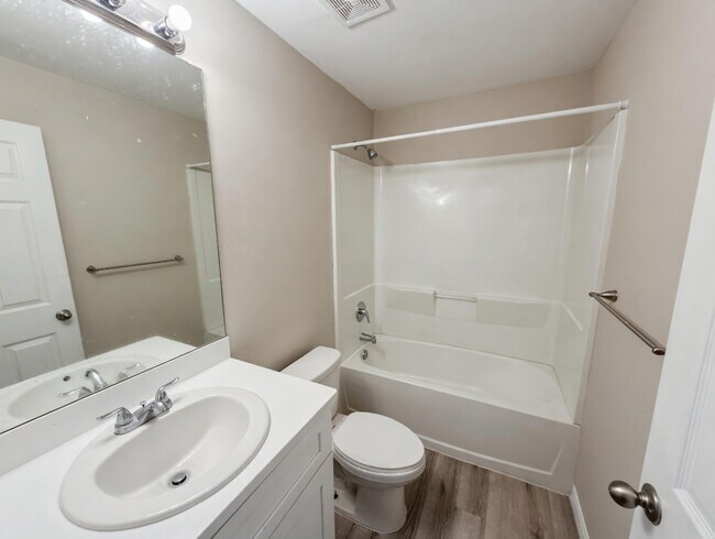 Photo - 1252 County St E