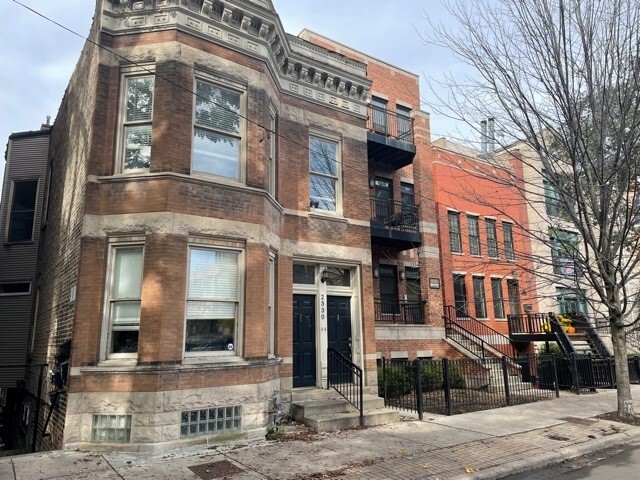 Building Photo - 2330 N Greenview Ave Rental