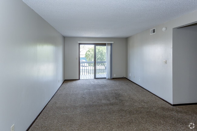 2BR, 1BA - 900 SF