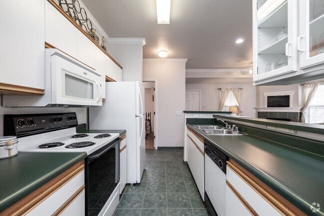 2BR, 2BA - 975SF - Kitchen