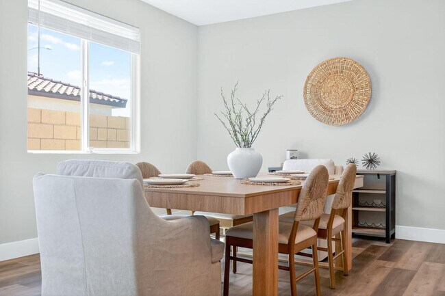 Photo - 1024 Saker Falcon Dr