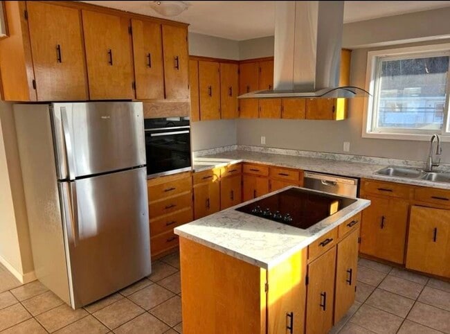 Building Photo - 10 John T. Mcmillan Av Unit Top floor