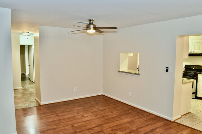 Dining Area Passthrough - 5815 Cove Landing Rd Unit 102