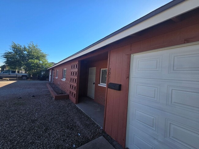 Building Photo - 2 Bed 1 Bath apartment