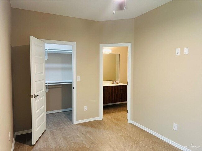 Photo - 2918 W Driftwood St Unidad 3