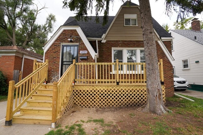 Building Photo - Fully Renovated 3-Bedroom Home – Move-In R...