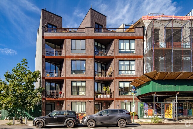 Photo - 735 Bergen St